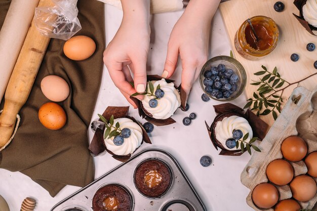 Prozess machen hausgemachten Schokoladen Cupcake mit Sahne