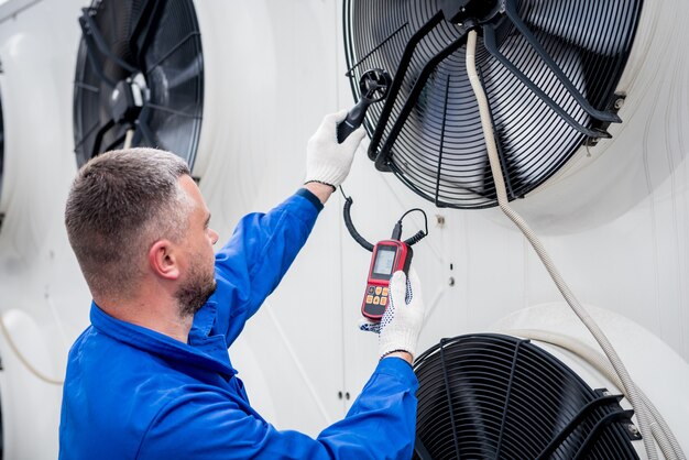 Prueba con un anemómetro de un ventilador axial de la unidad de condensación.