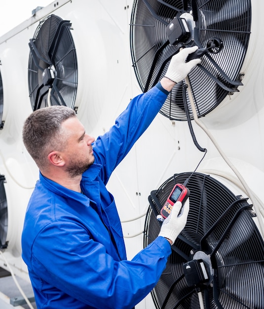 Prueba con un anemómetro de un ventilador axial de la unidad de condensación.