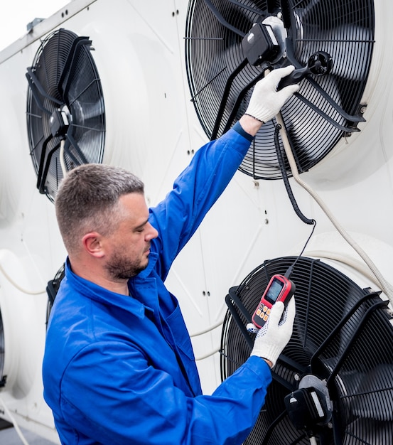 Prueba con un anemómetro de un ventilador axial de la unidad de condensación.