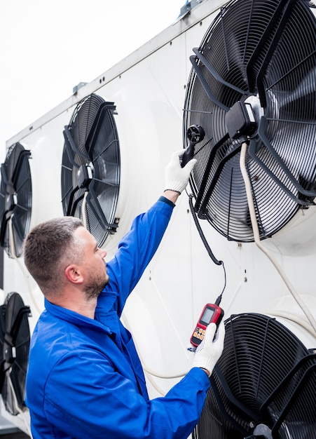 Prueba con un anemómetro de un ventilador axial de la unidad de condensación.