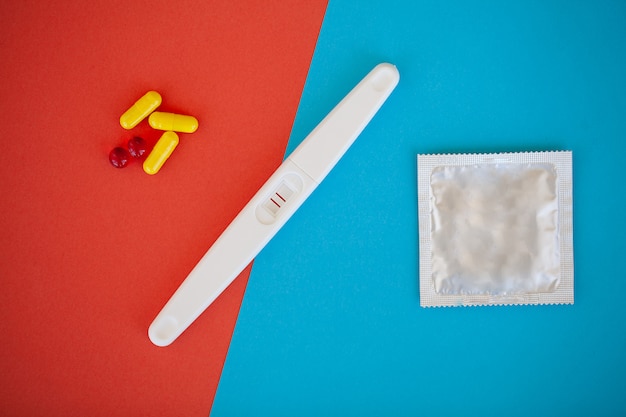 Prueba de embarazo. El resultado es positivo con dos tiras y condón con píldora anticonceptiva.