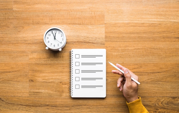 Prueba de examen y un reloj en una mesa de madera