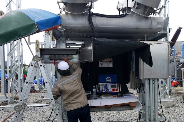 Prueba in situ de aparamenta híbrida de 115 kV Prueba del transformador de corriente por un ingeniero eléctrico