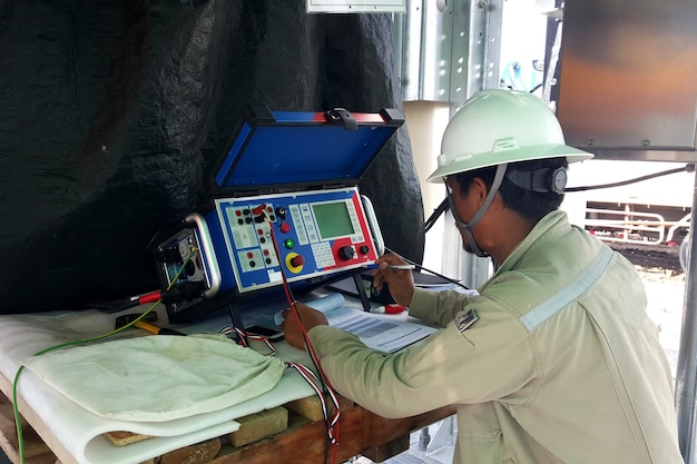 Prueba in situ de aparamenta híbrida de 115 kV Prueba del transformador de corriente por un ingeniero eléctrico