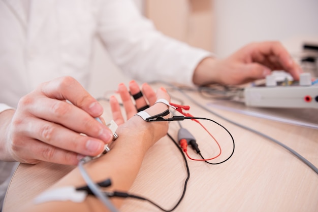 Foto prueba de los nervios del paciente mediante electromiografía en el centro médico