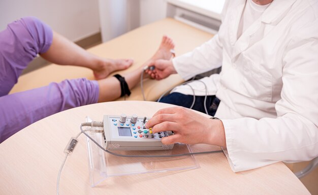 Prueba de los nervios del paciente mediante electromiografía en el centro médico