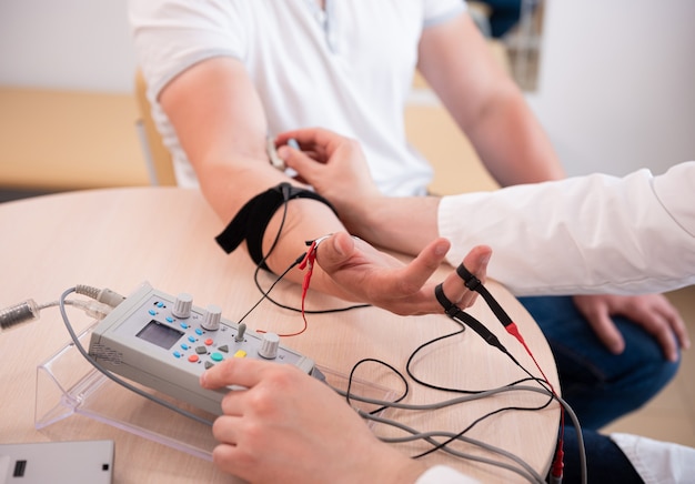 Prueba de los nervios del paciente mediante electromiografía en el centro médico