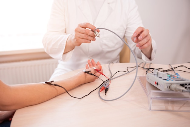 Foto prueba de los nervios del paciente mediante electromiografía en el centro médico