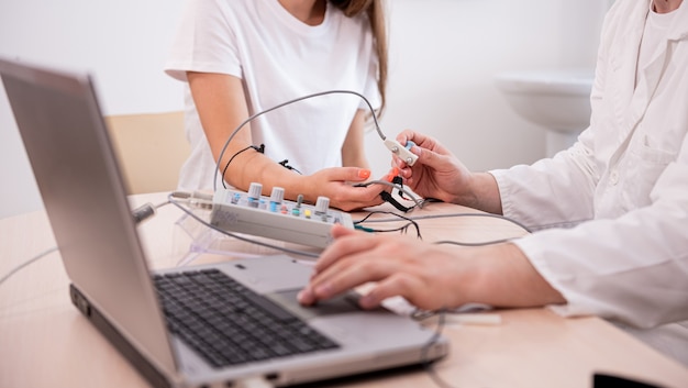 Foto prueba de los nervios del paciente mediante electromiografía en el centro médico