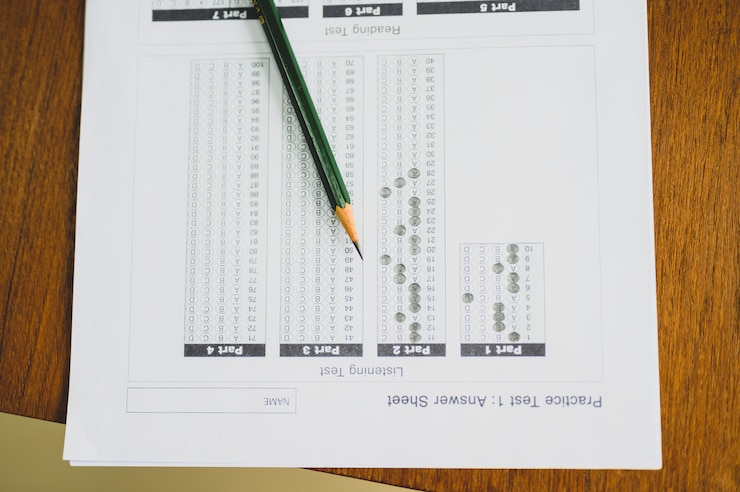 Foto prueba de papel y lápiz colocados en el escritorio del estudiante