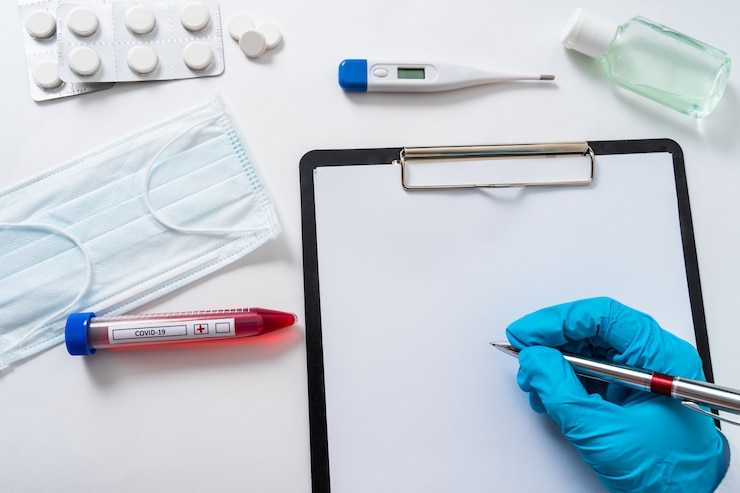 Foto prueba positiva de covid-19 y muestra de laboratorio de análisis de sangre