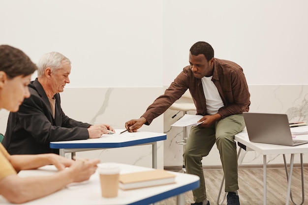 Prueba del profesor a sus alumnos adultos.