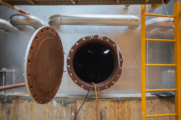 Prueba química de metanol del tanque de acero con tapa abierta en el tanque de la boca de inspección delantera