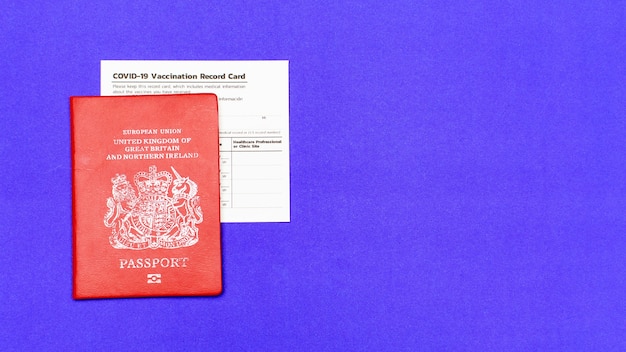 Foto prueba de seguridad de inmigración de pasaporte rojo y registro de inmunidad certificado de covid-19 vacunado para viajero, extranjero, ciudadano para obtener permiso a bordo para prevenir el brote del virus.