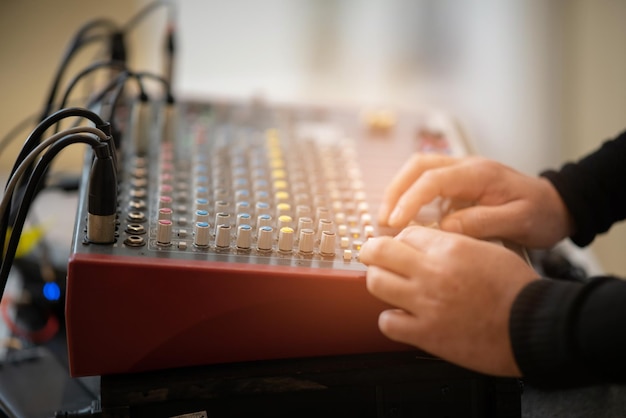 prueba de sonido para el ingeniero musical de control del mezclador de conciertos entre bastidores