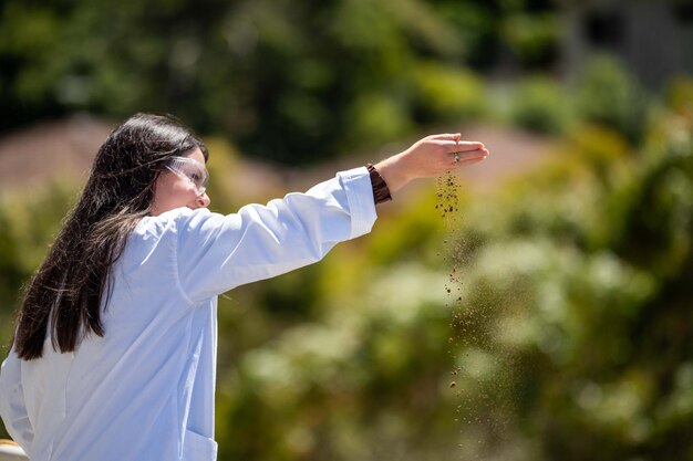 Prueba de suelo científica agrícola femenina realizando una prueba de suelo en un laboratorio científico en agrónomo agrícola del suelo en Australia prueba microbiana del suelo en un laboratorio científico microbios del suelo