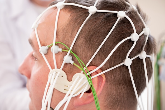 Pruebas cerebrales del paciente mediante encefalografía en el centro médico