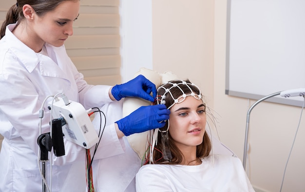 Pruebas cerebrales del paciente mediante encefalografía en el centro médico