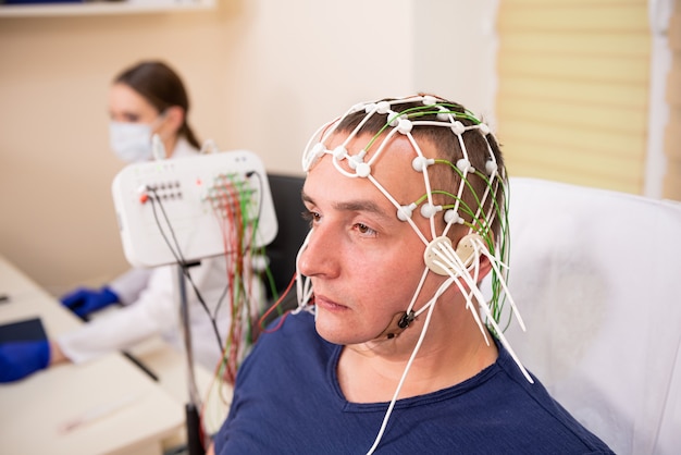 Foto pruebas cerebrales del paciente mediante encefalografía en el centro médico