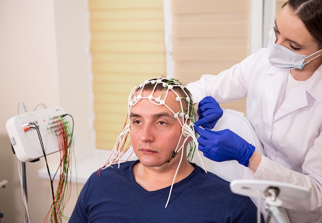 Foto pruebas cerebrales del paciente mediante encefalografía en el centro médico