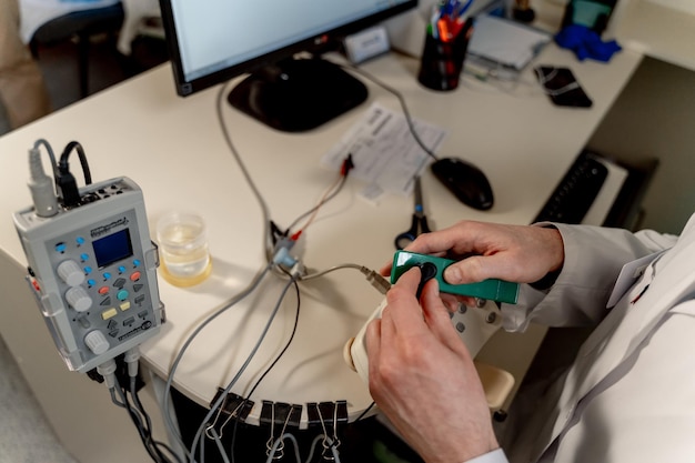 Foto pruebas nerviosas mediante electromiografía examen médico emg equipo especial