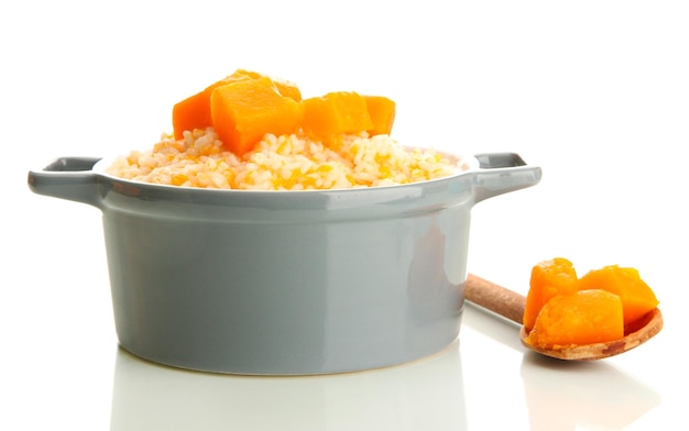 Foto pruebe las gachas de arroz con calabaza en una cacerola aislada en blanco