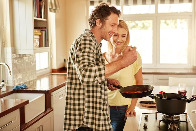 Foto pruebe la sonrisa o la cocina de una pareja feliz cocinando con alimentos saludables para el almuerzo o la cena juntos en casa comiendo amor o una mujer riendo o sonriendo con un esposo maduro en la preparación de comidas en australia