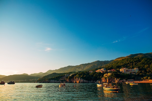 Przno montenegro barcos de pesca en el mar