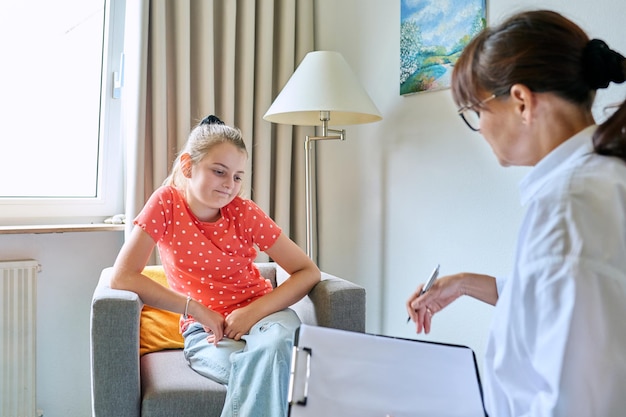 Psicóloga familiar femenina hablando con una niña