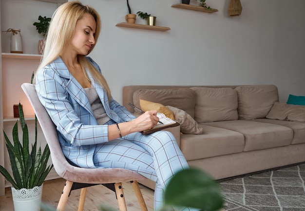 Psicóloga joven esperando consulta de paciente