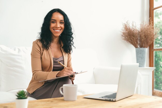 Foto psicóloga mulher no consultório da clínica retrato profissional com sorriso amigável sentimento convidativo para o paciente visitar o psicólogo o psicólogo experiente e confiante é um especialista crucial