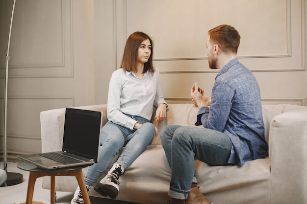 Psicologia e terapia. mulher está na consulta com psicólogo masculino. sentado no sofá em um armário moderno.