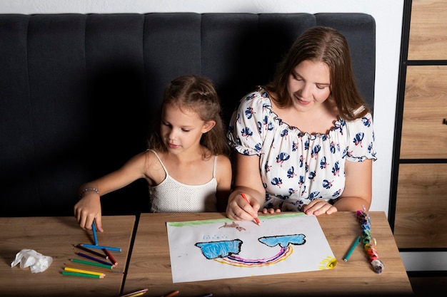 Psicologia infantil Família criança com mãe fazendo foto colorida juntos