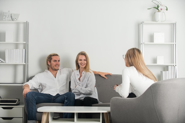 Psicologia psicólogo de terapia mental familiar com casal na sessão de psicoterapia sobre psicoterapia ...