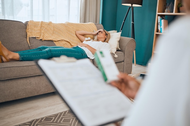 Psicologia saúde mental e mulher em uma sessão de aconselhamento relaxando em um sofá enquanto conversa Terapia descanso e paciente emocional deitada no sofá no consultório do terapeuta durante a consulta