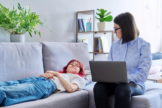 Psicólogo aconselha terapia individual feminina adolescente no consultório médico