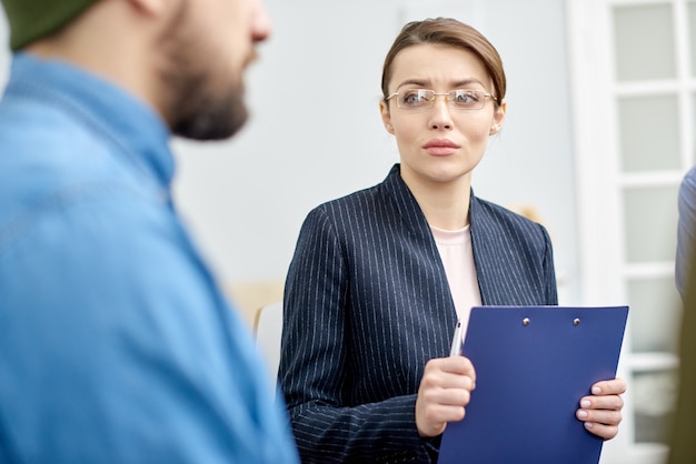 Psicólogo atractivo trabajando con paciente