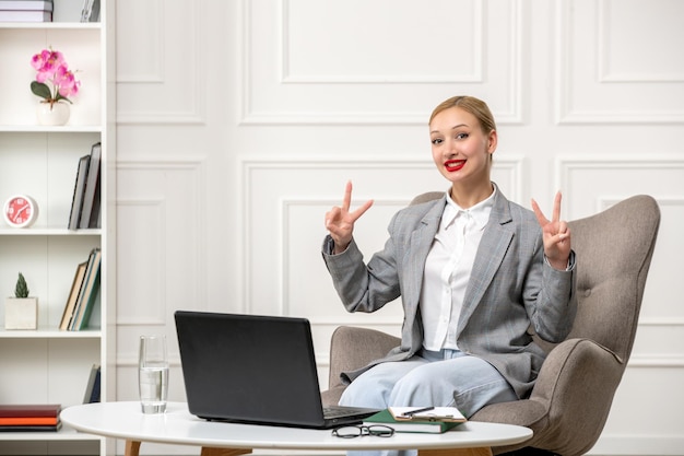 Psicólogo brindando sesiones en línea linda rubia joven mujer profesional muy feliz