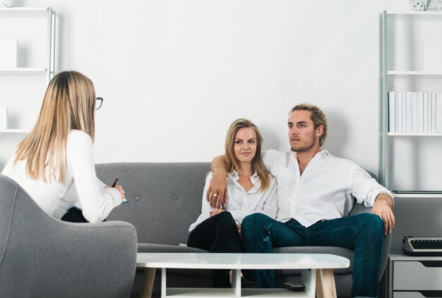 Foto psicólogo com casal jovem psicoterapeuta ou conselheiro matrimonial ouvir saúde mental do casal