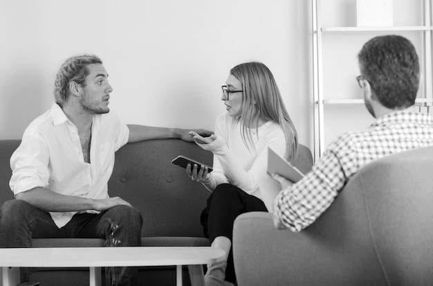 Foto psicólogo dá terapia familiar para jovens casais psicologia depressão aconselhamento terapia familiar