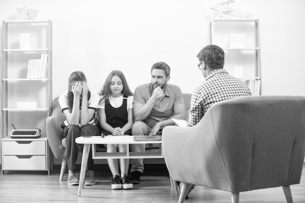 El psicólogo da terapia familiar para la relación de papá, mamá e hija.