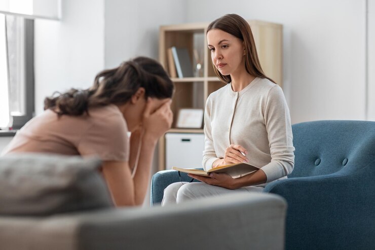 Foto psicólogo e mulher em sessão de psicoterapia