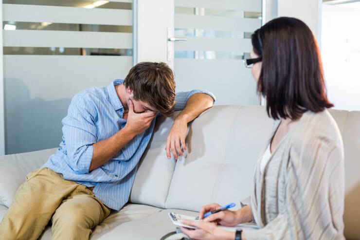 Foto psicólogo falando com homem deprimido