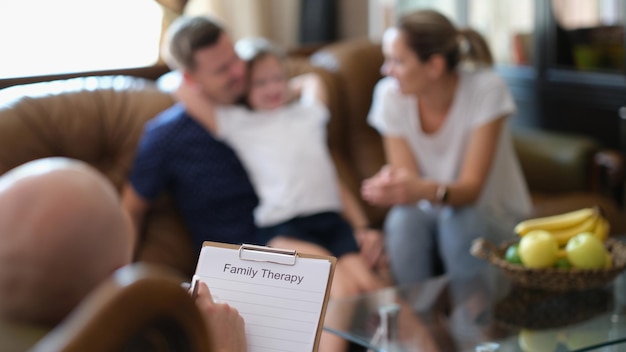 Foto psicólogo faz anotações em seu caderno analisando discussões familiares sobre relacionamentos