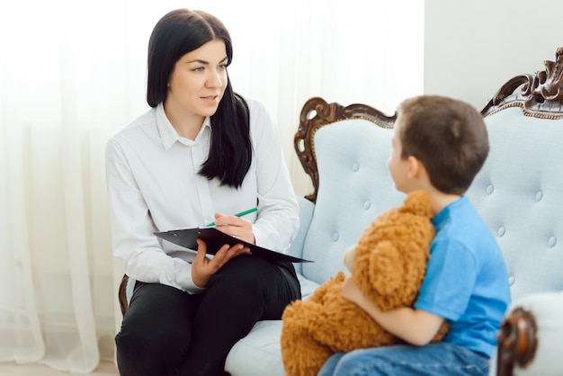 Psicólogo infantil atendendo menino