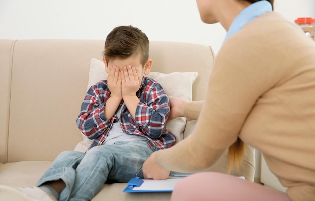 Foto psicólogo infantil que trabaja con niño