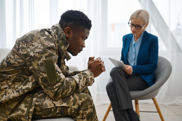 Psicólogo profissional dando conselhos ao paciente militar. Terapia psicológica para veterano de guerra, PTSD