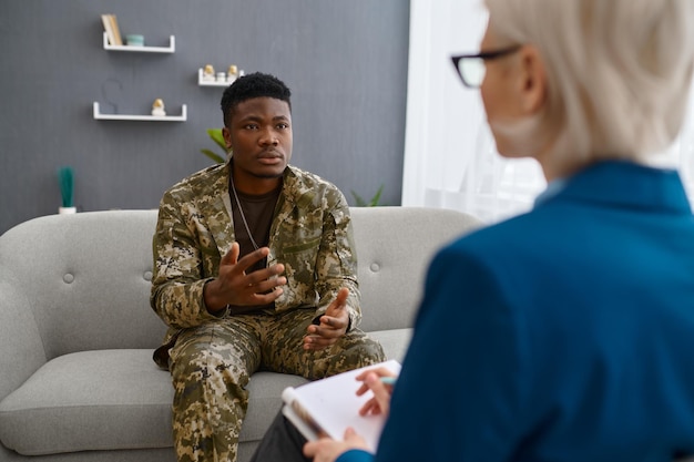 Psicólogo profissional dando conselhos ao paciente militar