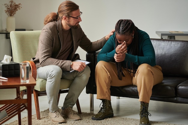 Psicólogo que apoya al paciente durante la consulta